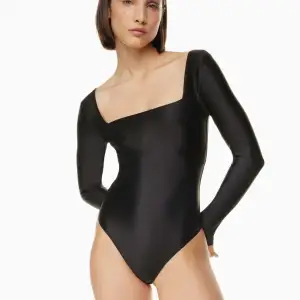 Säljer denna super snygga satin body suit. Passar tyvärr inte mig och aldrig använd med lappen kvar🥰🥰