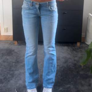 Super fina jeans från ltb i modellen Roxy i storlek W26 L32. Jeansen har tyvärr gått sönder längst ner men de syns inte så mycket när jeansen är på. 