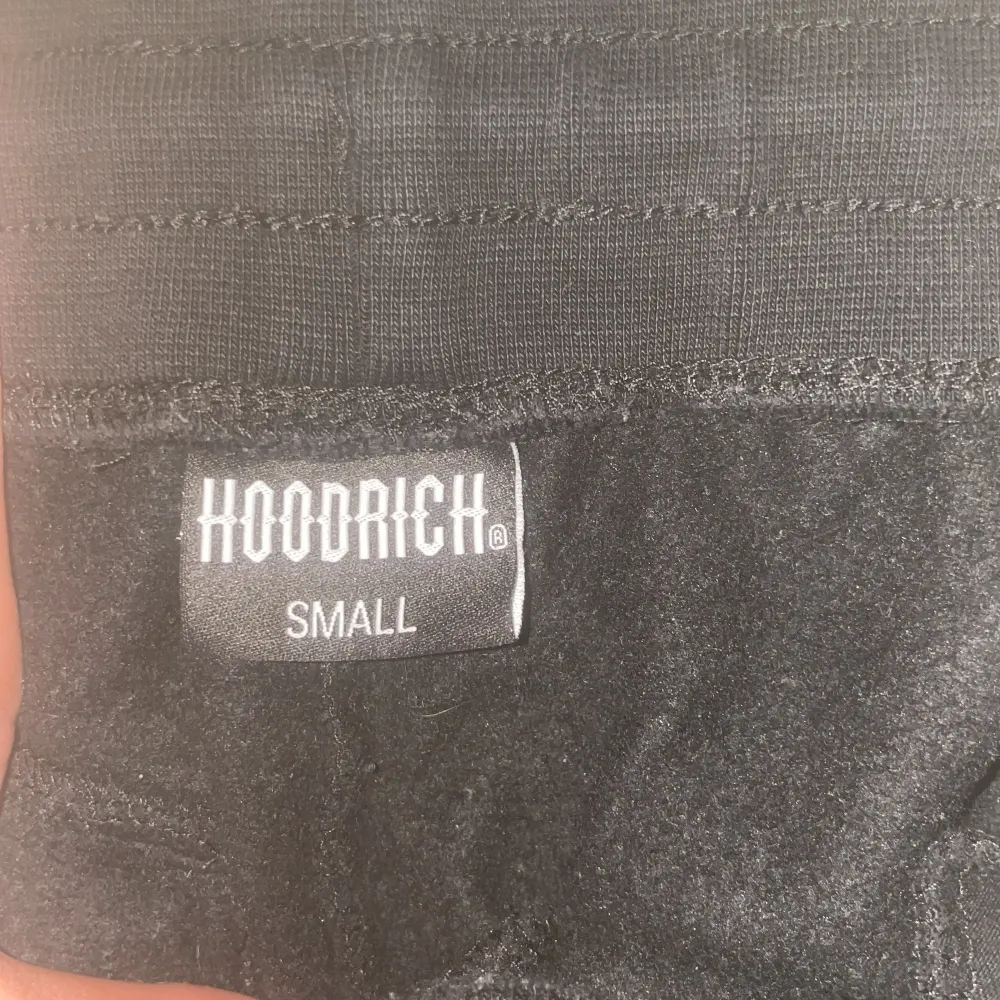 Hoodrich mjukis byxor använd 2/4 gånger jätte bra skick och inga skador . Jeans & Byxor.