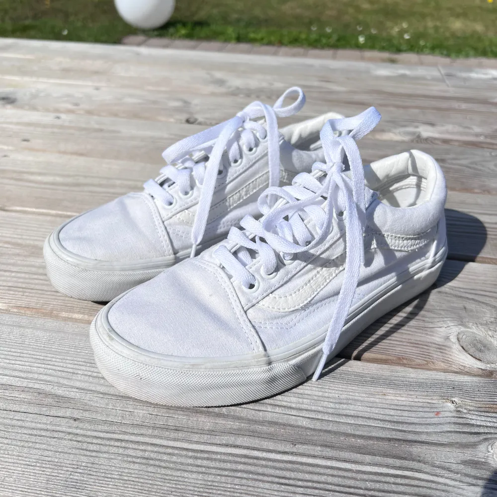 Ett par vita vans. Storlek 39. Säljs pga att de aldrig kommer till användning 🤍 Endast använda en gång!!. Kengät.