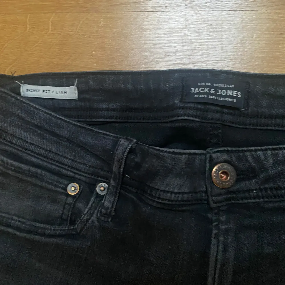 Säljer nu dessa stiliga jeansen från Jack & jones. Orginal pris: 999. Skick 8/10, knappt använda. Det är bara att skriva vid funderingar eller liknande . Jeans & Byxor.