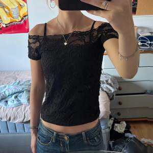 Fin offshoulder svart topp med spets. Köpt secondhand men är i bra skick. Storlek M💕