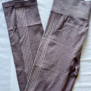 Träningstights Filippa K - Träningstights i en dov lila färg från Filippa K. Väldigt fint stick, och medelhög midja. 