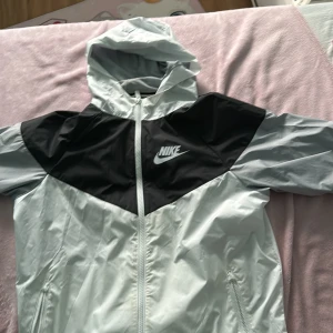Nike jacka 158-170cm - My har använts bara en gång, är jätte ny och hjälper när det är regn också
