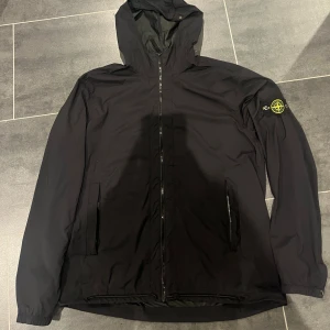 Stone island lamy cover stampato  - Jag säljer denna  jackan nu.  Den passar perfekt till hösten. Den är i storlek XL men borde passa L. Jag är 182 och väger 70 kg och den passar i armen men lite lång. Nypris:cirka 7000-8000 Priset är inte spikat i Sten! Hör av er om ni har frågor!🙌