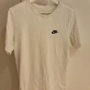 Vit Nike T-shirt i bra skick. Säljs på grund av att den är för liten 