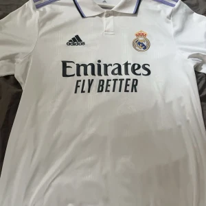 22/23 Real Madrid fotbollströja  - Tja, säljer den här 22/23 Real Madrid tröja, använd bara 2 gånger och i perfekt skick🙌🏻