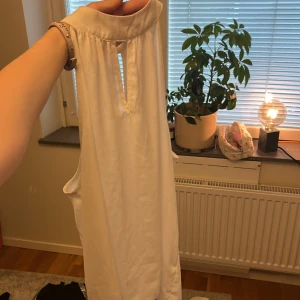 Vitt linne  - Jag säljer detta linne pga av att det är för stort vid armhålorna som ni kan se på sista bilden. Vilket jag inte tycker om. Den är även lite genomskinlig men annars inget täcken på användhet ❣️