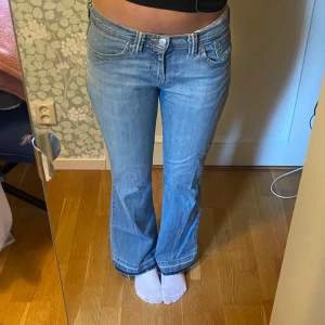 Utsvängda Levis Jeans - Superfina ljusblå Levis jeans. Inte helt säker men tror de är storlek 29/30. De är på gränsen till för korta på mig som är 174cm 💗