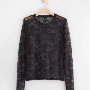 Spets tröja  - Helt slutsålt spets tröja från Lindex i storlek L men skulle säga att den sitter som en M. Aldrig använd💕💕