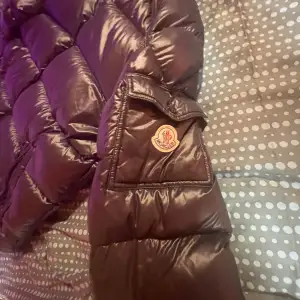 Hej. Jag vill sälja min moncler jacka för den har blivit liten för mig osv den är äkta med nfc scan och qr kod den har liten riv märke syns it tydligt när man har på sig och köparen står för frakten!!!