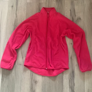 Flis - Bra skick, knappast använd. OBS: den har lite fläckar på ena ärmen se bild.
