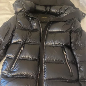 Massimo dutti Vinterjacka - Säljer min vinterjacka från Massimo Dutti, köpt vintern 2023/2024. Använd max 10 gånger. Inga defekter. Stl L   Supersnygg, varm och trendig  Lånade bilder
