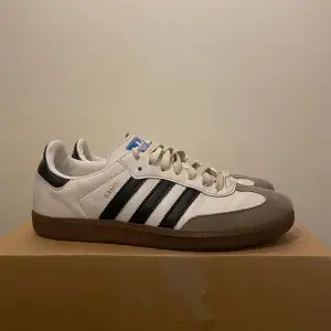 Säljer dessa Adidas samba og. Använda 2-3 månader sparsamt som man kan se på bilderna. Storlek 41/13. Skriv för fler frågor eller bilder!