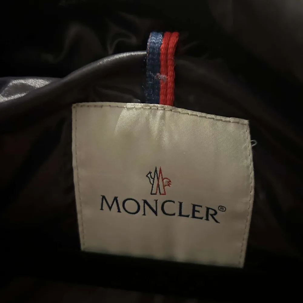 Säljer nu mina snygga moncler väst i bra skick.  Storlek 2/m  100 procent äkta. Jackor.