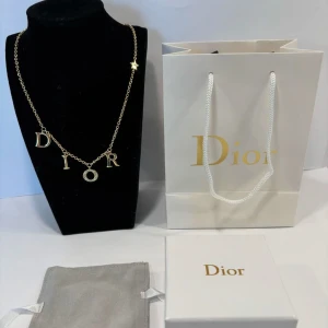 Christian Dior Halsband - 18k guldplatterad 💛 Leverans tid 1-3 arbetsdagar 🚚  Följ oss gärna på Instagram @vitaparlan.co 🤩