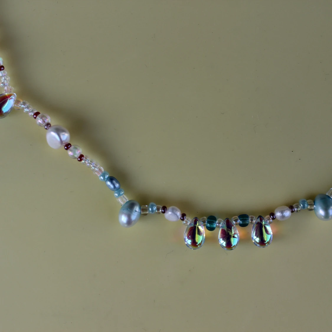 Färgglatt pärlhalsband med skimrande detaljer