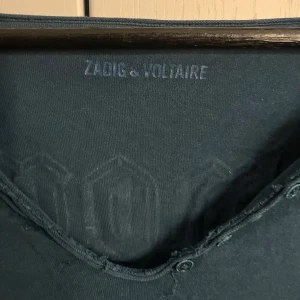 Zadig tröja - Säljer den här Zadig och Voltaire toppen! Den är lite lösare passform men inte oversized. Lite annan färg i verkligheten. (Står ingen storlek men gissar på S)