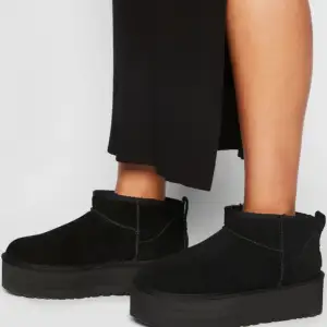 Svarta uggs mini, platform i storlek 41. Säljes pga fel storlek, använda fåtal gånger. Nypris 2095kr 