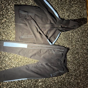 Boss tracksuit  - Hej! Hej säljer min boss tracksuit som är använd och har bleknat lite högst up vi tröjan. Pris kan altid diskuteras vid snabb äffär👍