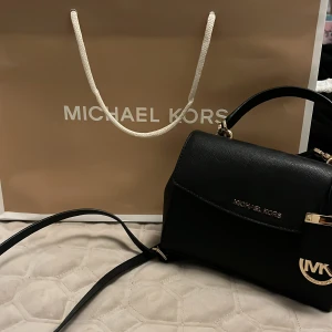 Michel kors väska - Äkta!!! Använd ett fåtal gånger och är därav nyskick, kartong och påse följes med plus dustbag. Kvitto finns på Mail om önskas. Pris kan diskuteras!