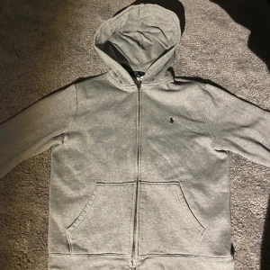 Ralph lauren zip hoodie 14-16 - Riktigt snygg Ralph lauren zip.  Använd ett fåtal gånger säljer på grund av att den är för liten. Priset är ej hugget i sten
