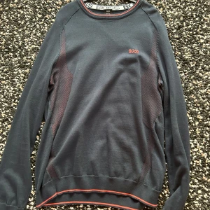 Boss sweatshirt  - Hej! Säljer min boss sweatshirt som är i nyskick! Pris kan altid diskuteras vid snabb affär👍