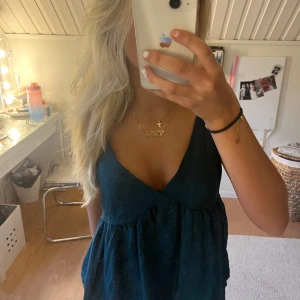 Grön topp  - Säljer mitt fina gröna linne från vero moda då den tyvärr är för stor i bysten, den är aldrig använd.