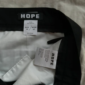 Svarta kostymbyxor från Hope - Säljer ett par svarta Wide-leg kostymbyxor från HOPE. Köptes på hope för 2300 och är endast använda några fåtal gånger. Dem är alltså i top skick. Pris går att diskutera :)