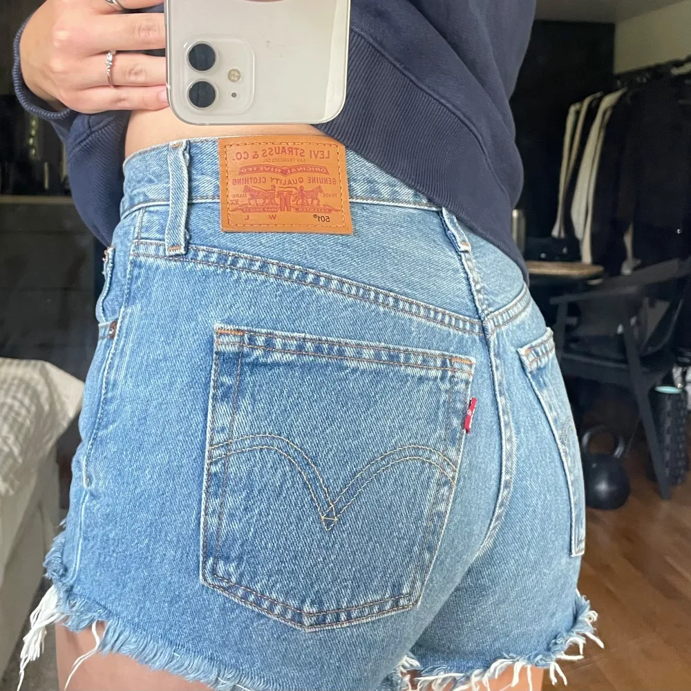 Supersnygga Levi’s jeansshorts i bra skick! Tror att det är avklippta 501’or🌦️. Shorts.