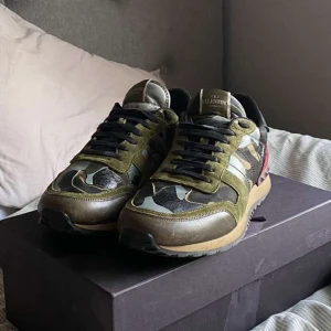 Valentino Rockrunners - Säljer ett par riktigt fräscha Valentino Rockrunners i bra skick o snygg färg perfekt nu till hösten. Storlek 43. Originalbox medföljer. 