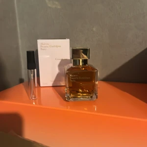 Grand soir  - Säljer en lyxig parfym från Maison Francis Kurkdjian, Grand soir . Flaskan är elegant med en fyrkantig form och en gyllene kork. Parfymen har en djup bärnstensfärg och kommer med en vit kartongförpackning. Perfekt för speciella tillfällen eller