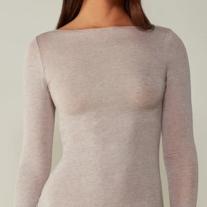 Intimissimi tröja beige - säljer min jätte sköna intimissimi tröja få den aldrig kommer till användning, använd typ 2 gånger!