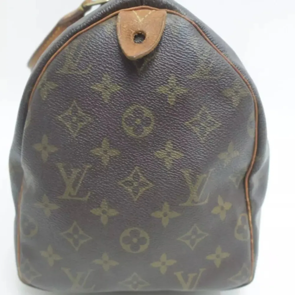 Louis Vuitton Speedy 30. Ett måste i väskkollektionen! Bra storlek för både vardagsbruk och resor. Perfekt att använda som skol-/arbetsväska. Speedy ger en touch av lyx och stil till varje outfit.. Väskor.