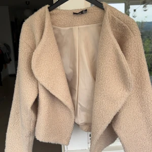 Kappa - En jättefin kort kappa som nästan är som en Teddy jacka. Säljer för att den inte kommer till användning och den är knappt använd. Är i storlek 40 men är mer som en 38! 💓Skriv om ni har några frågor! 🫶🏻