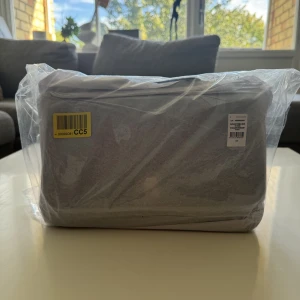 Tommy Hilfiger FRESH SHOULDER CROSSOVER - Handväska - black - Snygg svart axelremsväska med gulddetaljer och ett mönster på axelremmen. Väskan är i gott skick och har aldrig använts, original pris 1435kr.