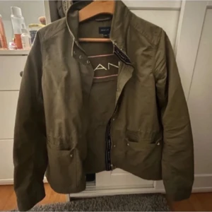 Gant jacka  - Fin militär grön gant jacka storlek S/36💚