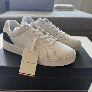 Tommy Hilfiger ELEVATED ESSENTIAL COURT - Sneakers - white - Oanvänd, i original emballage/förpackning. Original pris 1075kr. Kvitto finns.