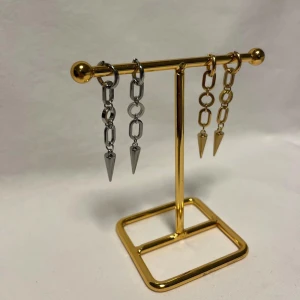 Guldiga Örhängen  - Finns i guld och silver. Köp för 119kr/st Eller 199kr/ paret. Modell 153 Smyckes ställningen finns även att köpa för 299kr!