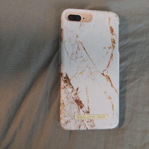 Ideal of Sweden iphone 8/7/6/6plus skal - Nytt och snyggt skal från Ideal of Swedwn i marmor-design, Carrara Gold.För mer information se hemsidan: idealofsweden.com/p/fashion-case-iphone-8-carrara-gold-w