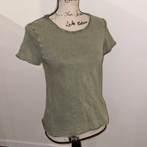 Cool Milerad T-shirt - • Bra skick, knappt använd, inga defekter • Upplevs som stl 36 (står XS) • Passform smal - bred • Bild 5 visar färg och material bäst • Fråga gärna!