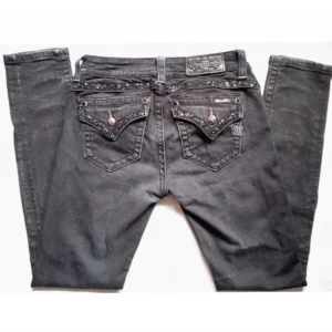 Miss Me Jeans - Skinny Miss Me jeans i storlek 27 EU. Nästan som nya, inga defekter och fin kvalite. Har ings bilder på då dem inte passar mig. Innerben 80 och midja 36, dem är lite stretchiga.