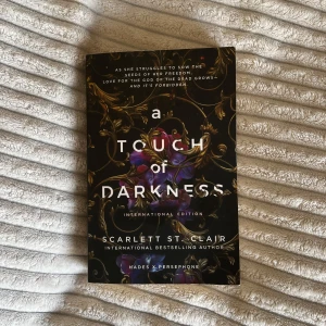 A touch of darkness  - Helt ny, har bara stått i bokhyllan🫶🏼