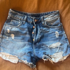 Jeans shorts  - Jeansshorts med slitningar
