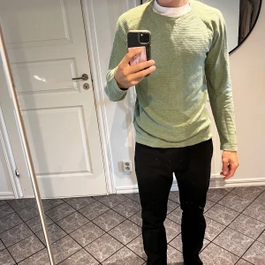 East west stickad tröja  - Säljer min stickade tröja från East west. Den är i bra skick och i storlek S. Har en liten defekt på armen som syns på bilden. Kom gärna med prisförslag!