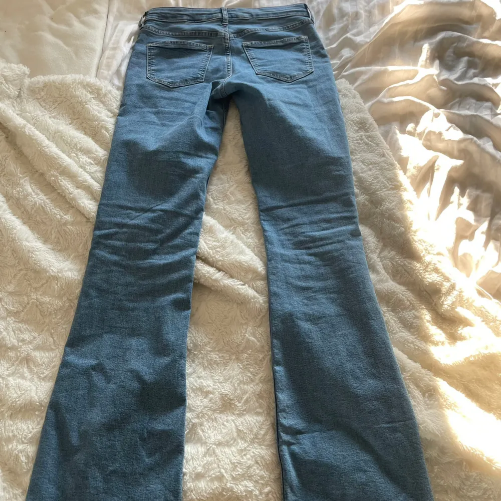 Har aldrig använt endast testad så jeans är i ny skick. Från H&Ms barnavdelning, i storlek 170+ och passar på mig som har 34/36 i jeans men skulle även kunna passa på någon som har 32. Midjemått 35cm innerben:80cm ytterben:100cm ❤️. Jeans & Byxor.