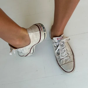 Converce skor - Vita låga Converce skor. Inga stora slitningar som syns utan dem går verkligen att fräscha upp! 