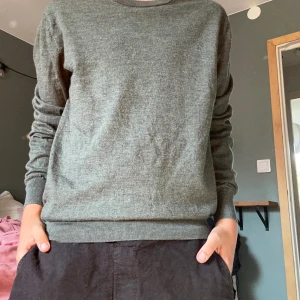 Merinoulls tröja  - Nu säljer jag denna feta Merinoulls tröjan från Suitssupply knappt använd. Skicket är 8,5/10 och finns knappt några tecken på användning. Storleken är M men passar även S. Ifall ni har några extra frågor är det bara att höra av sig!!!