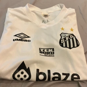 Santos tröja - Säljer en oanvänd santos tröja köpt i Rio de Janeiro i bra skick, dm vid intresse