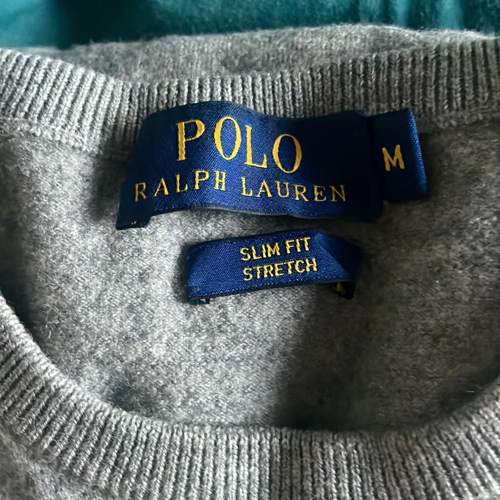 Säljer en stilren grå tröja från Ralph Lauren. Den är i slim fit och stretchigt material. Ordinarie pris: 2199. Mitt pris 800. Skick 9/10 inga tecken på användning och säljer tröjan på grund av att den har tyvärr blivit för liten på mig. Tröjor & Koftor.